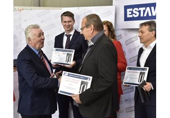 Předání diplomu řediteli firmy.